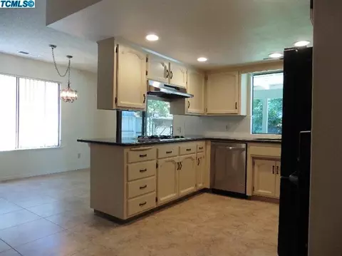 2539 E Howard Ave, Visalia, CA 93277 photo 4