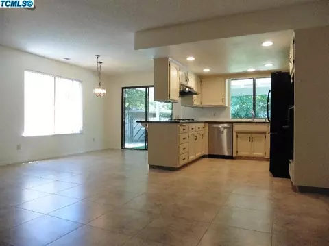 2539 E Howard Ave, Visalia, CA 93277 photo 8
