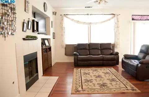 1556 Fireside Way, Lemoore, CA 93245 photo 4