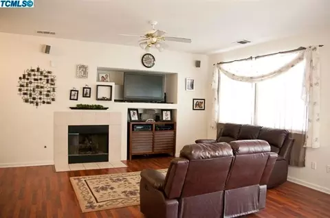 1556 Fireside Way, Lemoore, CA 93245 photo 3