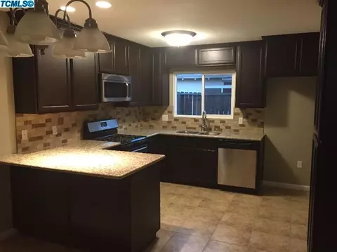 1136 E Malone St, Hanford, CA 93230 photo 2