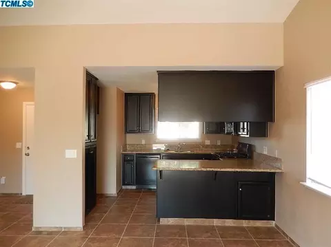 438 N E St, Tulare, CA 93274 photo 3