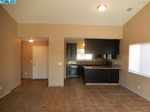 438 N E St, Tulare, CA 93274 photo 2