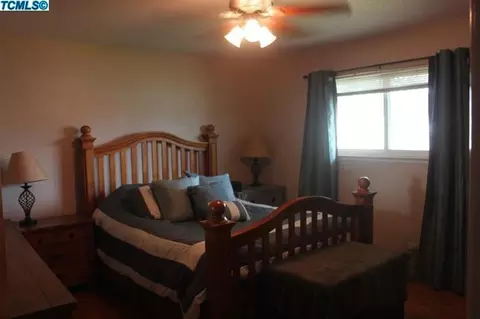 381 Juniper Ln, Lemoore, CA 93245 photo 9
