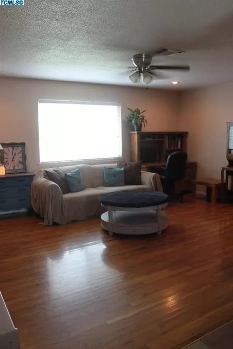 381 Juniper Ln, Lemoore, CA 93245 photo 3