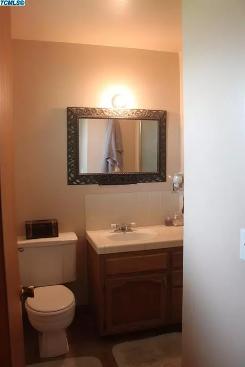 381 Juniper Ln, Lemoore, CA 93245 photo 2