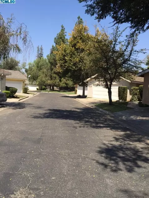 2405 E Parker Ct, Visalia, CA 93292 photo 2