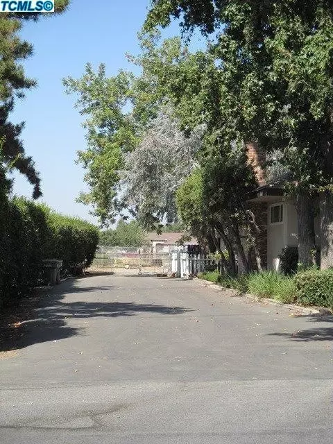 979 N E St, Tulare, CA 93274 photo 2