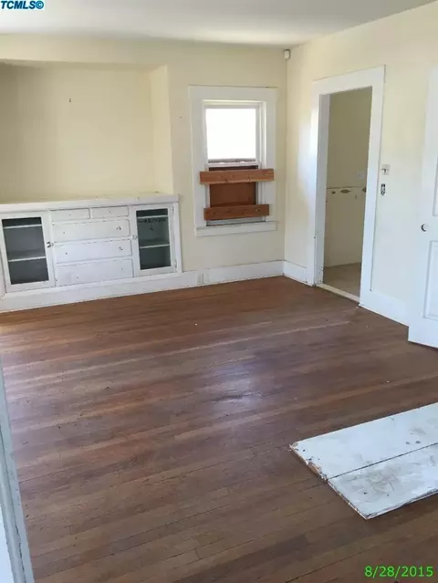108 E 2nd St, Hanford, CA 93230 photo 4