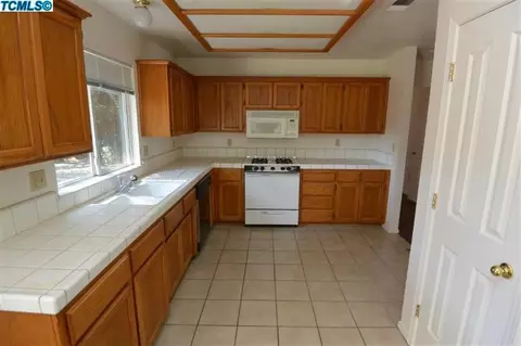 1325 E Vine Ct, Visalia, CA 93292 photo 5