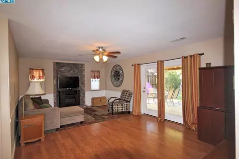 809 Woods Pl, Exeter, CA 93221 photo 6