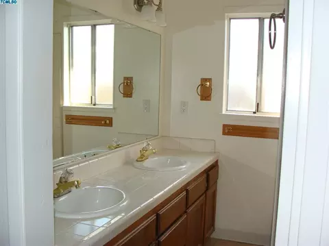 2242 E Feemster Ct, Visalia, CA 93292 photo 5