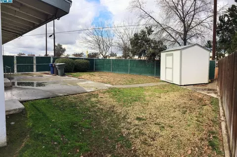 600 E Willow Ct, Tulare, CA 93274 photo 9