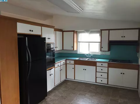 600 E Willow Ct, Tulare, CA 93274 photo 5