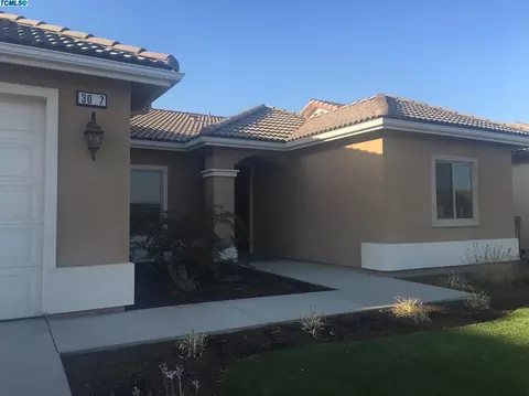 3087 Windmill Ct, Tulare, CA 93274 photo 2