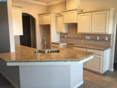 3087 Windmill Ct, Tulare, CA 93274 photo 4