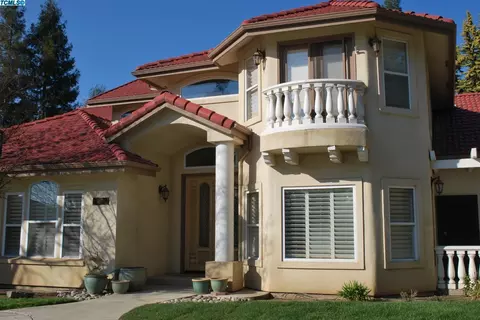 2818 E Laura Ct, Visalia, CA 93292 photo 2
