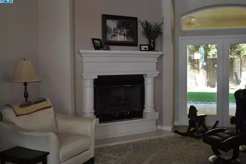 2818 E Laura Ct, Visalia, CA 93292 photo 4