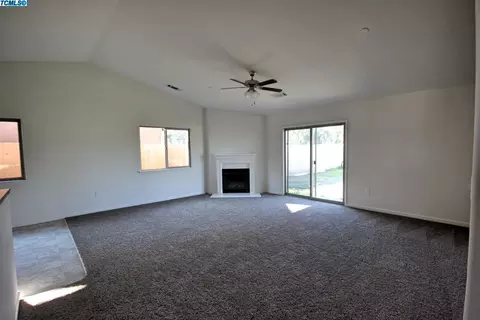 678 Blossom Ct, Exeter, CA 93221 photo 4