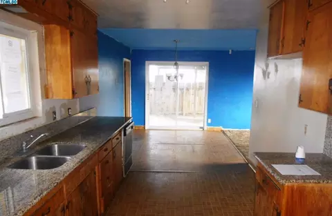 541 E Cypress Ave, Visalia, CA 93292 photo 3