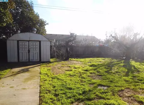 541 E Cypress Ave, Visalia, CA 93292 photo 8