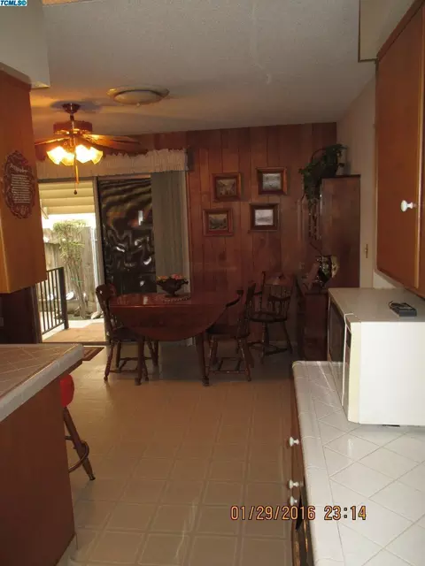 821 E Pleasant Ave, Tulare, CA 93274 photo 4