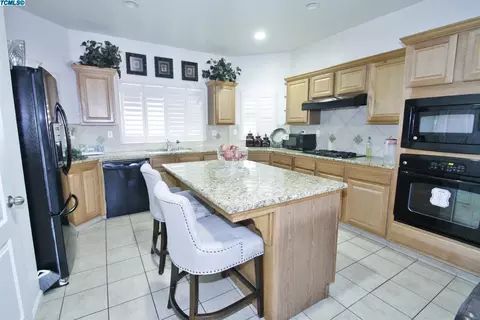 1008 Avalon Dr, Lemoore, CA 93245 photo 2