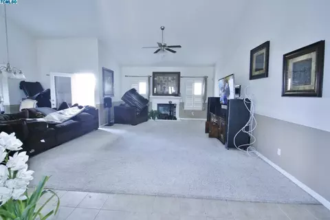 1008 Avalon Dr, Lemoore, CA 93245 photo 3