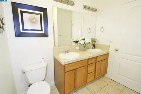 1008 Avalon Dr, Lemoore, CA 93245 photo 6