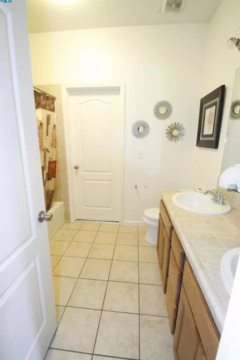 1008 Avalon Dr, Lemoore, CA 93245 photo 5