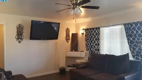 1563 E Sequoia Ave, Tulare, CA 93274 photo 2