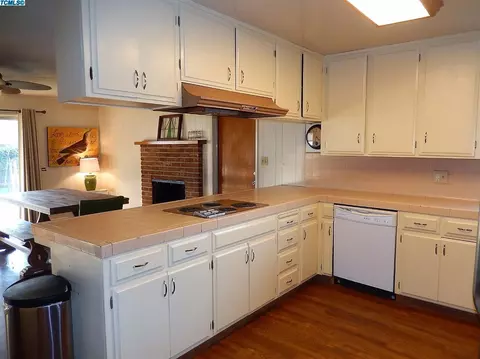 809 E Lyndale Ave, Tulare, CA 93274 photo 4