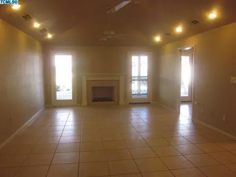 2128 E Kaweah Ct, Visalia, CA 93292 photo 2