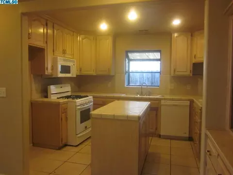 2128 E Kaweah Ct, Visalia, CA 93292 photo 4