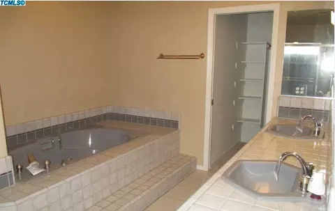 2128 E Kaweah Ct, Visalia, CA 93292 photo 12