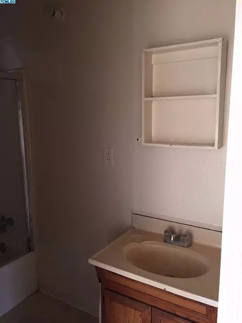 790 E 4th St, Hanford, CA 93230 photo 3