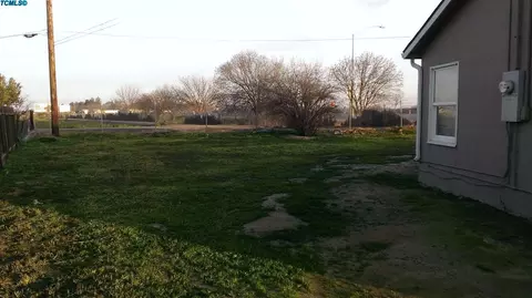 790 E 4th St, Hanford, CA 93230 photo 6