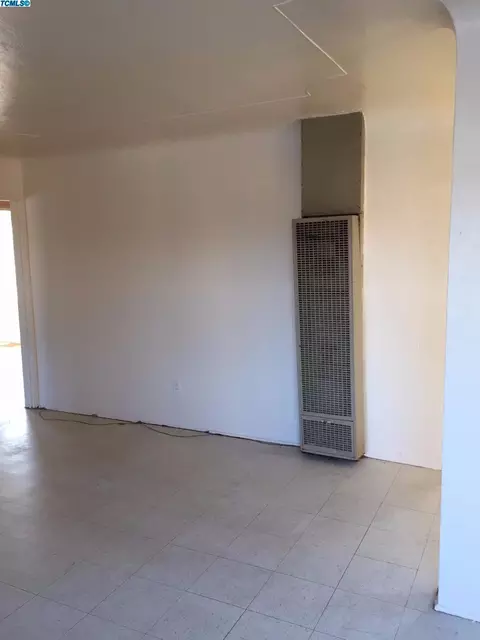 790 E 4th St, Hanford, CA 93230 photo 5