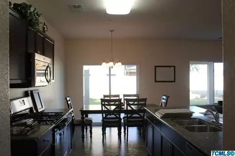 1657 Laredo St, Dinuba, CA 93618 photo 4