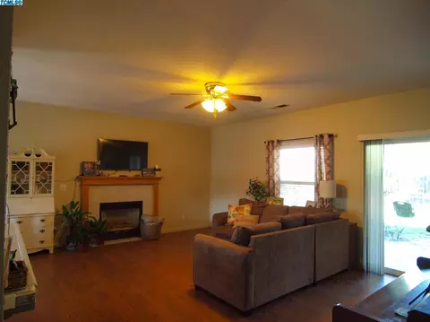 1131 Vine St, Exeter, CA 93221 photo 4