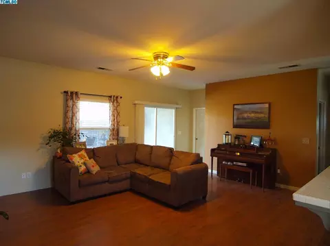 1131 Vine St, Exeter, CA 93221 photo 5