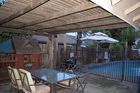 640 E Vine Ct, Visalia, CA 93292 photo 4