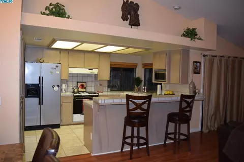 640 E Vine Ct, Visalia, CA 93292 photo 9