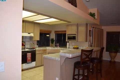 640 E Vine Ct, Visalia, CA 93292 photo 8