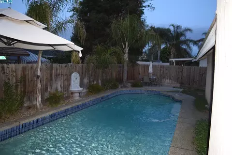 640 E Vine Ct, Visalia, CA 93292 photo 2