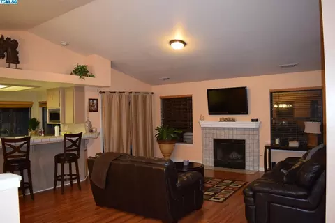 640 E Vine Ct, Visalia, CA 93292 photo 6