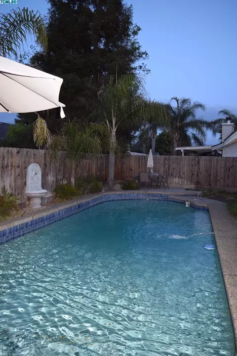 640 E Vine Ct, Visalia, CA 93292 photo 3