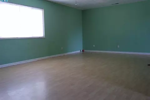 395 W Spruce Ave, Lemoore, CA 93245 photo 5