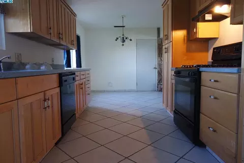 395 W Spruce Ave, Lemoore, CA 93245 photo 3
