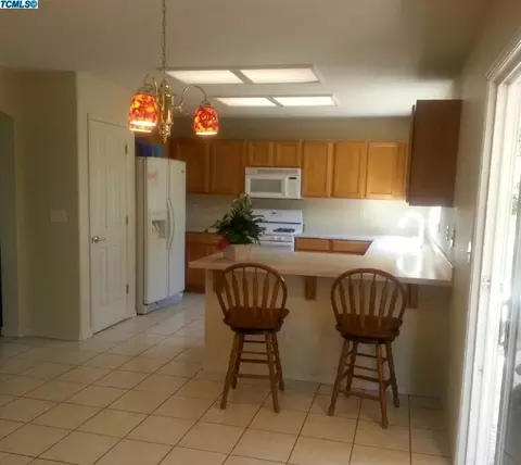 1817 Cabrillo Ave, Tulare, CA 93274 photo 2